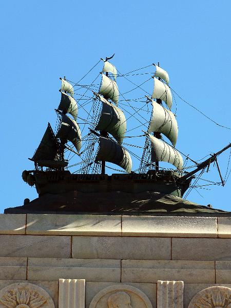 08 Das Schiff oben am Denkmal.jpg - Die ersten Siedler sind mit der HMS Buffalo 1836 angekommen. An der Spitze des Denkmales ein Modell der Buffalo.